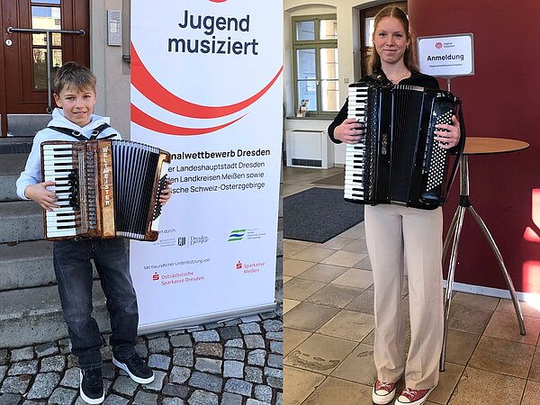 Zwei Akkordeonschüler posieren beim Regionalwettbewerb "Jugend musiziert!" für die Kamera.