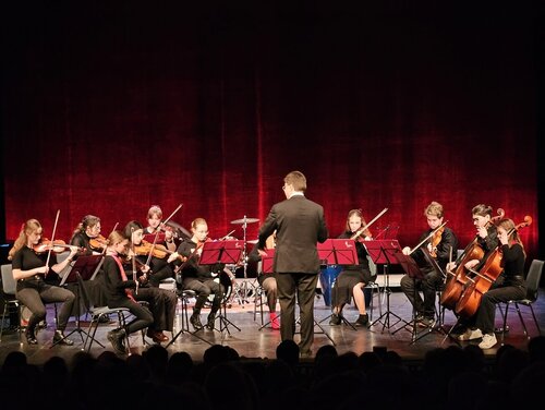 Das Orchester der Musikschule Meissen spielt auf der Bühne des Theaters Meissen.