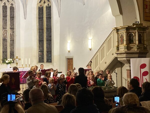 Es singt ein Kinderchor zum Weihnachtskonzert in der Friedenskirche Radebeul, vor Publikum.
