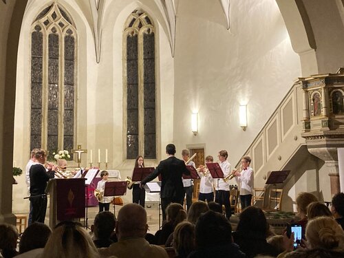 Es musiziert ein Blechblasensemble zum Weihnachtskonzert in der Friedenskirche Radebeul, vor Publikum.