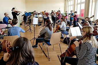 Es üben Schüler der Streicherklasse Riesa mit ihren Lehrern ein Stück zusammen.