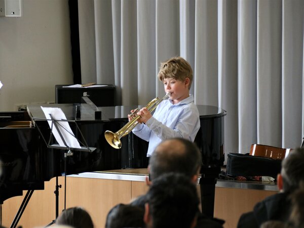 Ein Schüler spielt Trompete.