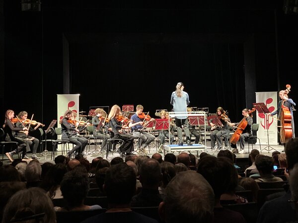 Das Nachwuchsorchester spielt konzentriert vor Publikum.